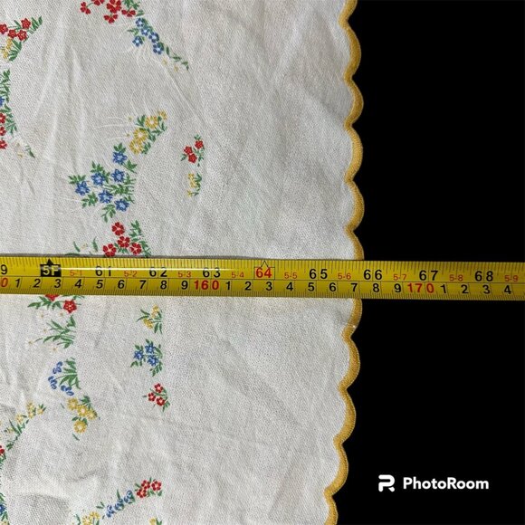 Vintage Tablecloth and 8 Napkin Set Round Flowers Scalloped Edge Floral Spring - Picture 10 of 10